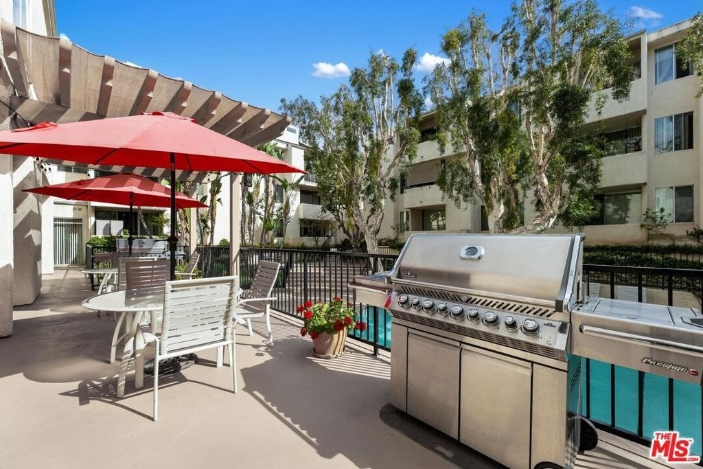 5325 Newcastle Avenue - Photo 11