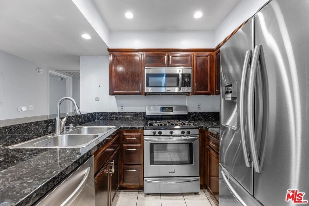 5325 Newcastle Avenue - Photo 4