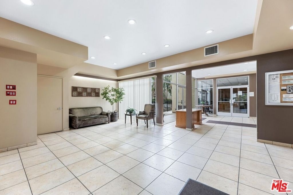 5325 Newcastle Avenue - Photo 19