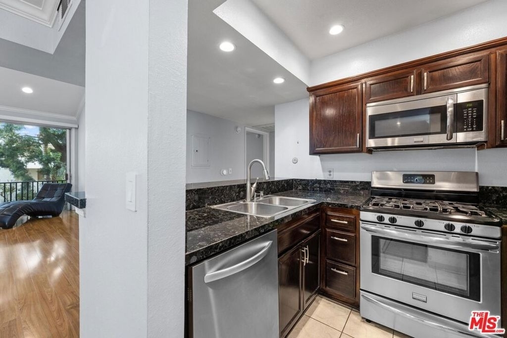 5325 Newcastle Avenue - Photo 3