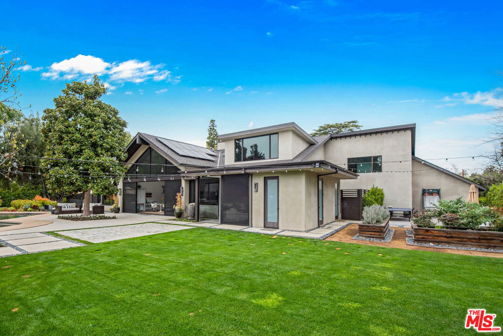 17352 Magnolia Boulevard - Photo 2