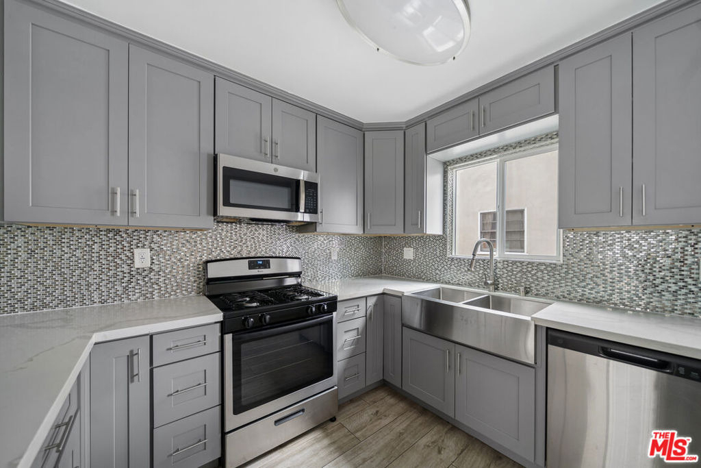 5341 Vantage Avenue - Photo 3
