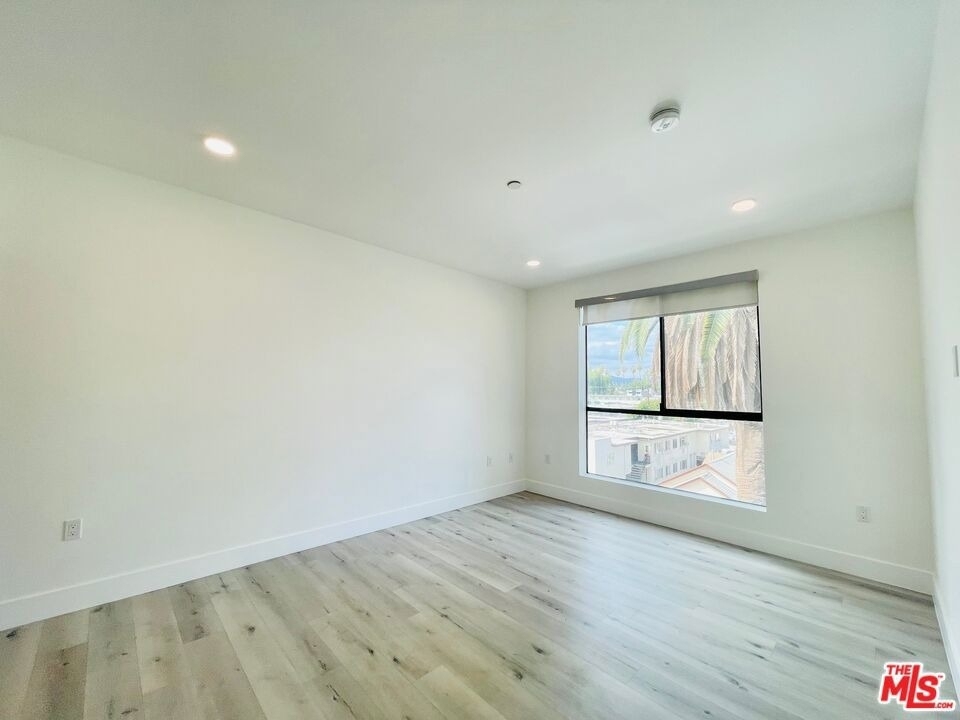 14612 Calvert Street - Photo 18