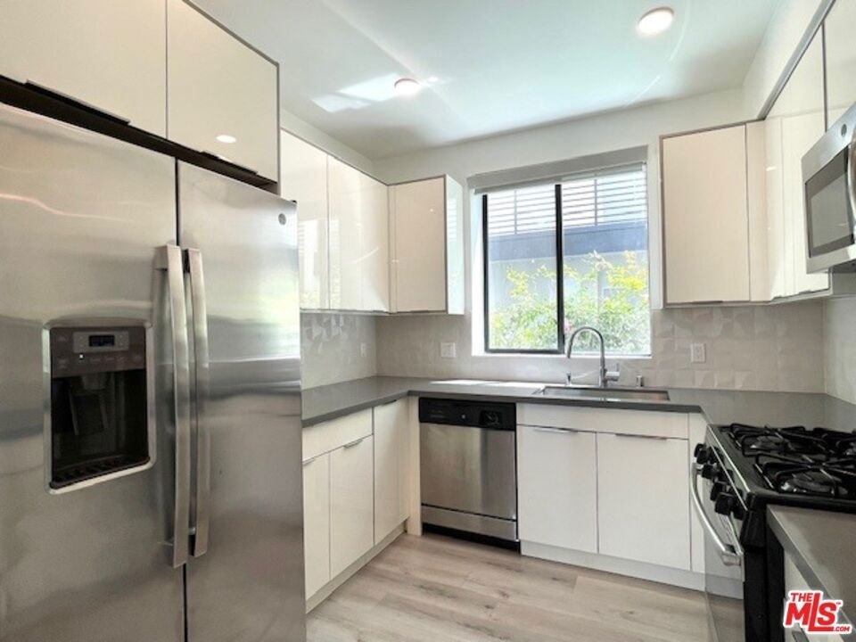 14612 Calvert Street - Photo 10