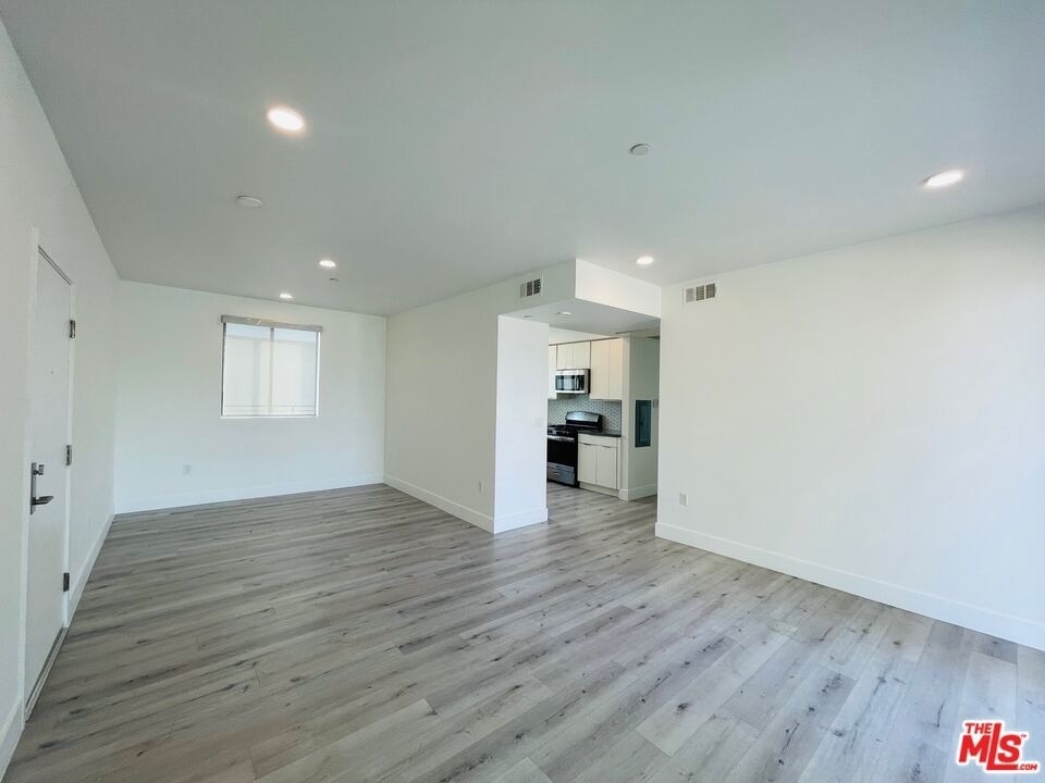 14612 Calvert Street - Photo 7