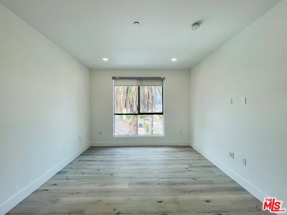 14612 Calvert Street - Photo 19