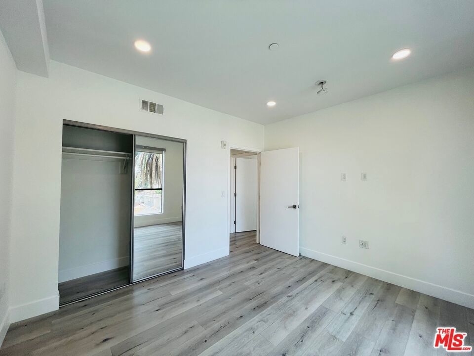 14612 Calvert Street - Photo 15