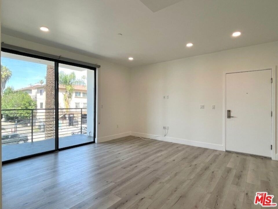 14612 Calvert Street - Photo 4