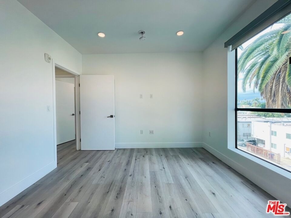 14612 Calvert Street - Photo 16