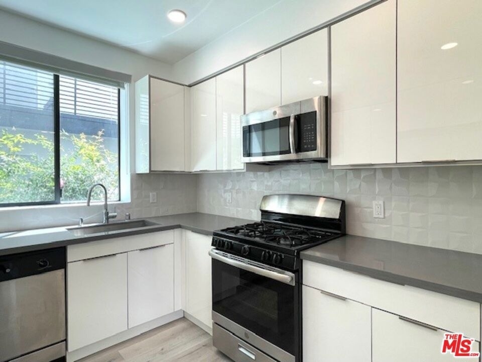 14612 Calvert Street - Photo 12
