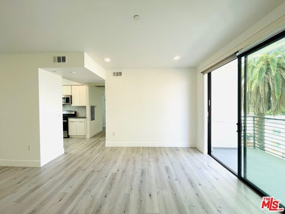 14612 Calvert Street - Photo 5