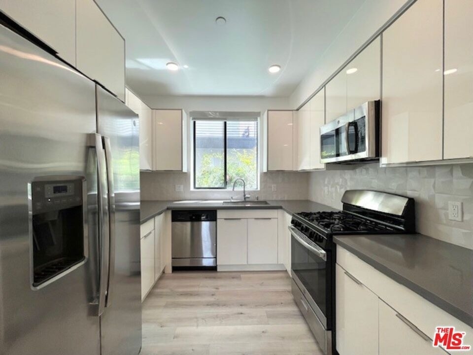 14612 Calvert Street - Photo 11