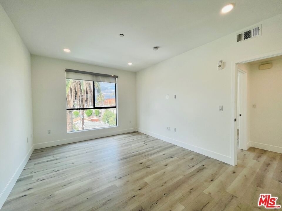14612 Calvert Street - Photo 20