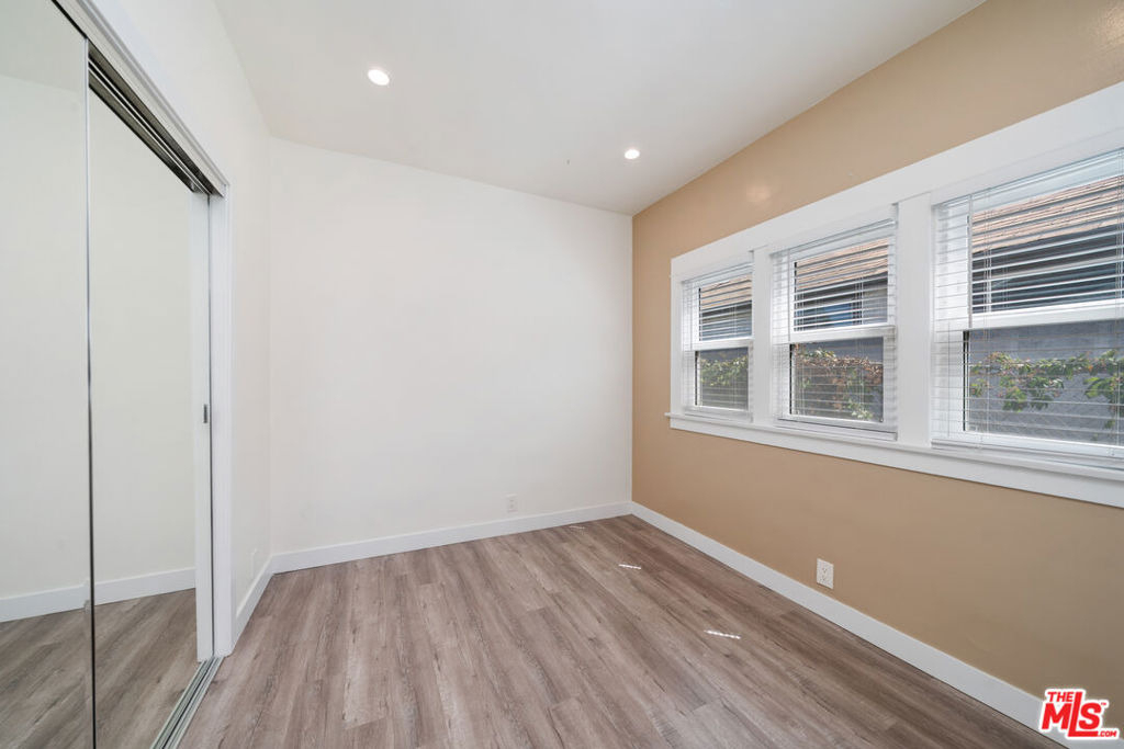 1821 W 42nd Place - Photo 12