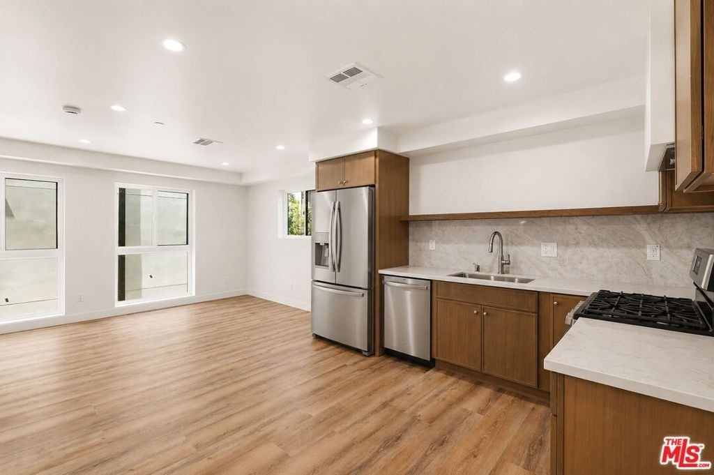 1122 N Beachwood Drive - Photo 2