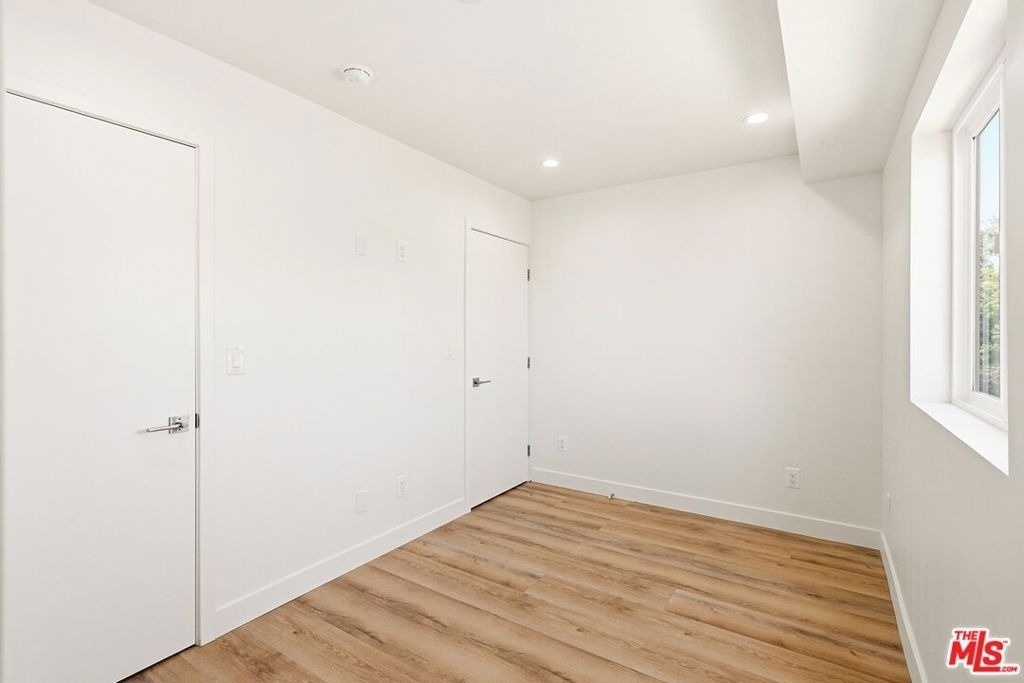 1122 N Beachwood Drive - Photo 6