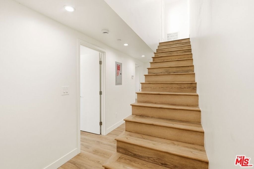 1122 N Beachwood Drive - Photo 3