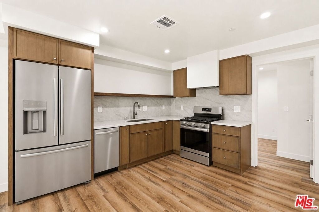 1122 N Beachwood Drive - Photo 1