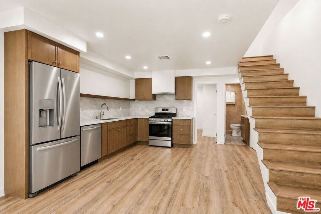 1122 N Beachwood Drive - Photo 0