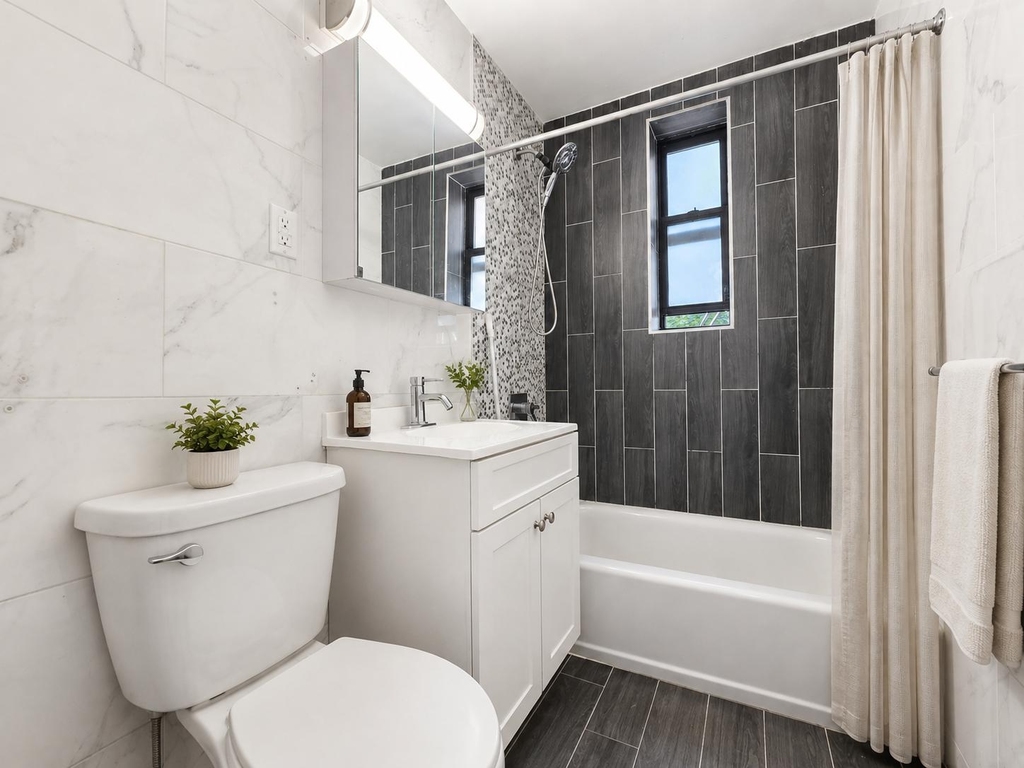 525-527 Riverdale Avenue - Photo 4