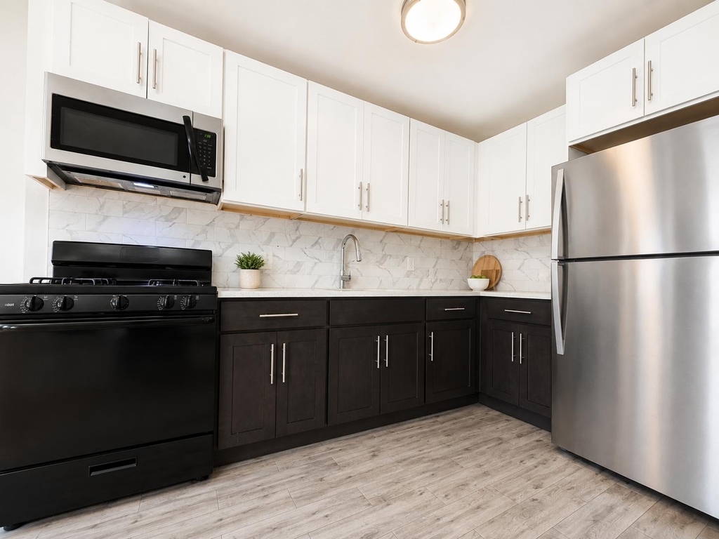525-527 Riverdale Avenue - Photo 2