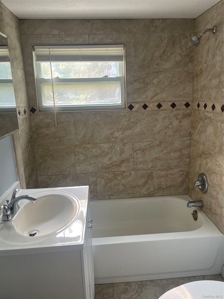 140 Nassau Avenue - Photo 3