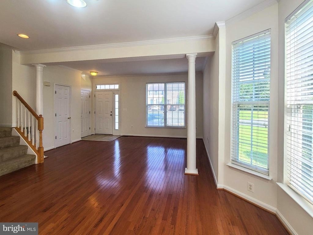 210 Hillside Court - Photo 4