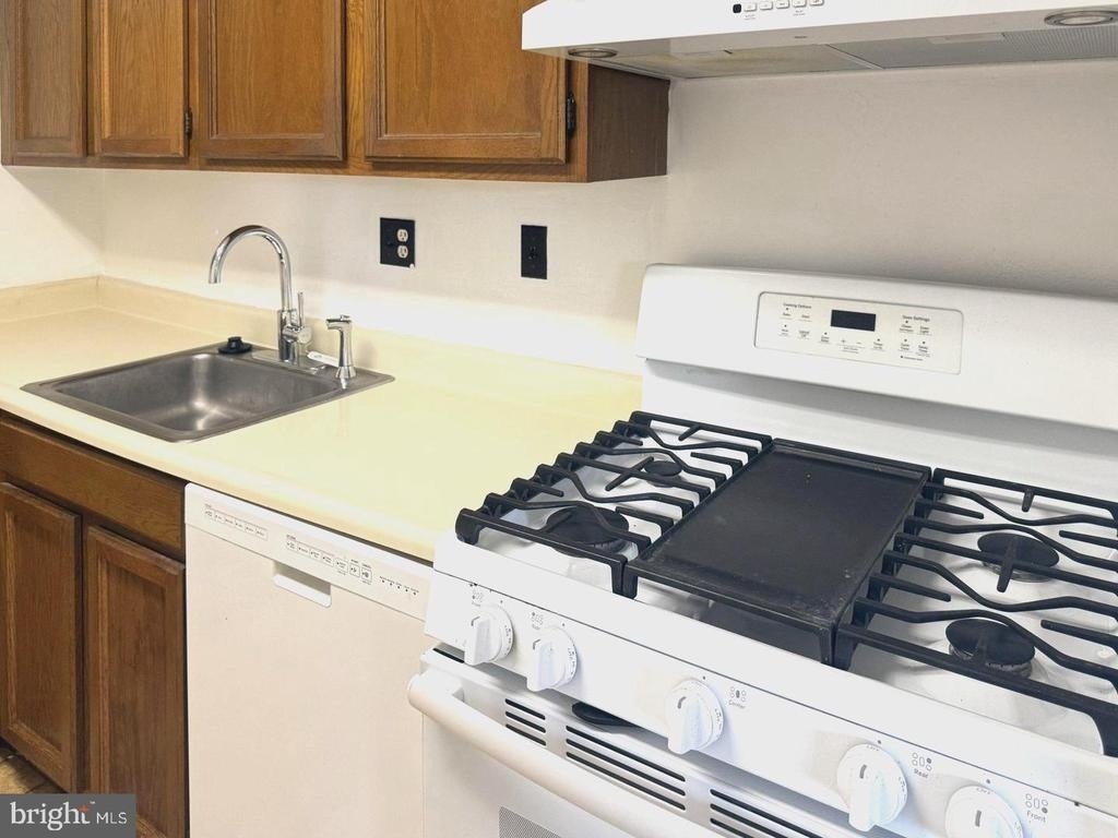 200 N Maple Avenue - Photo 2