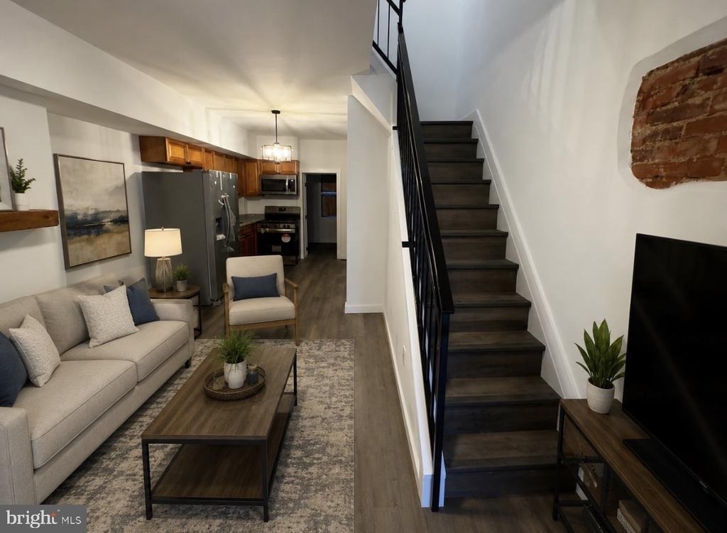 625 E Thayer Street - Photo 1