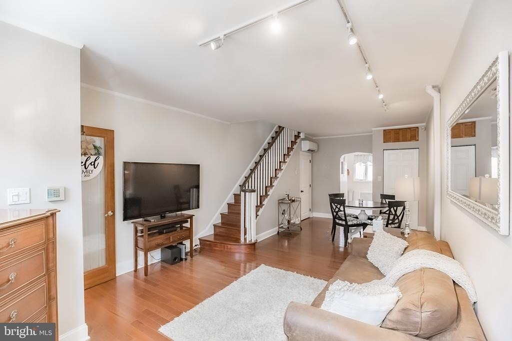 1045 Mercy Street - Photo 2