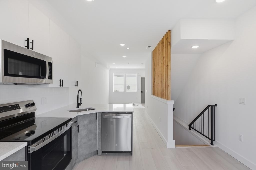 1043 W Orleans Street - Photo 5