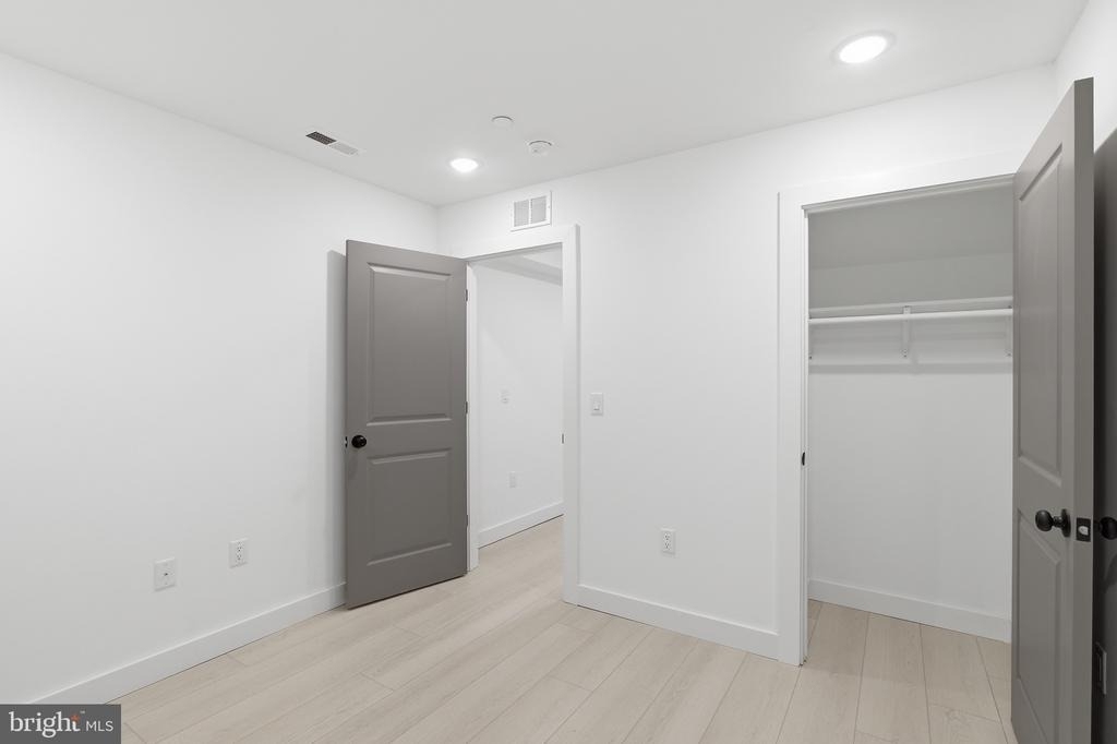 1043 W Orleans Street - Photo 9