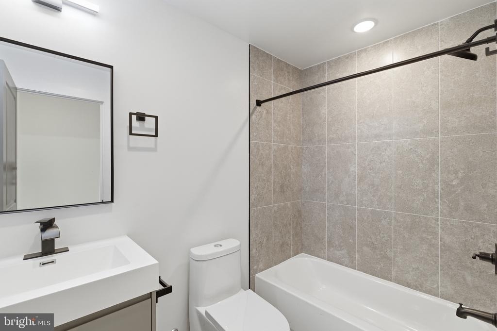 1043 W Orleans Street - Photo 17