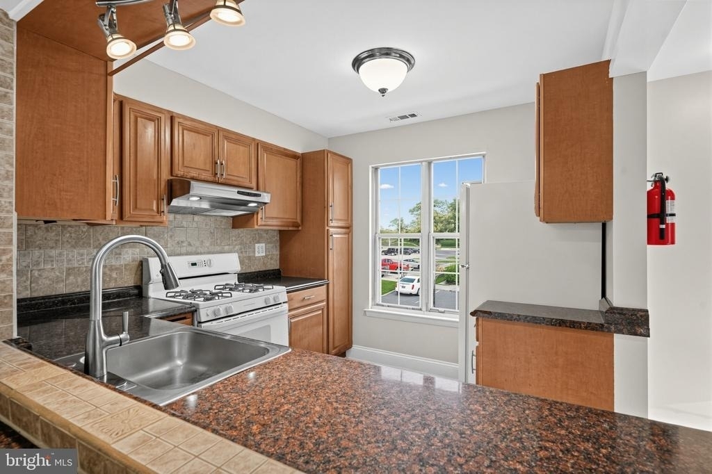 726 Sedgewick Court - Photo 9