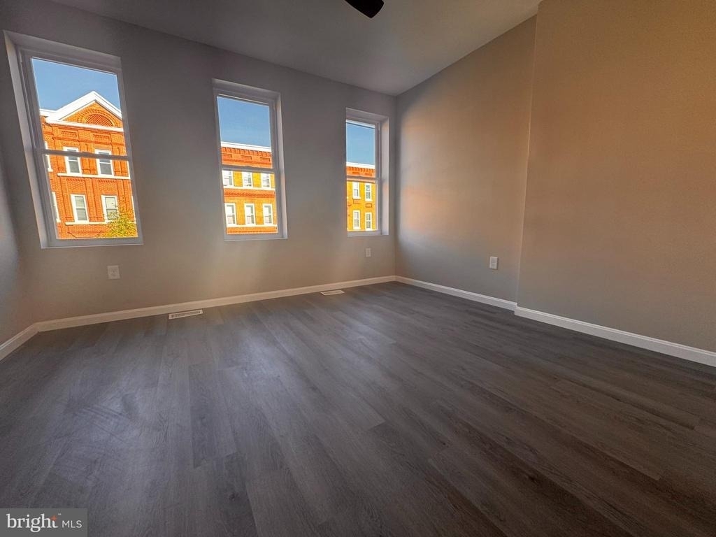 827 Harlem Avenue - Photo 2