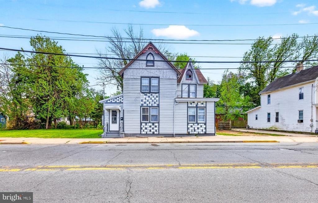 214 W Division Street - Photo 1