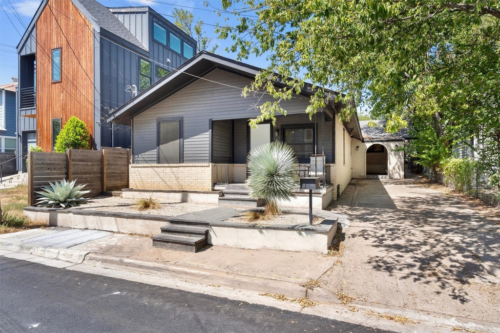2204 Santa Rita St - Photo 1