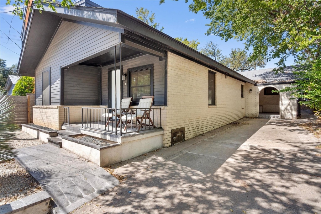 2204 Santa Rita St - Photo 2