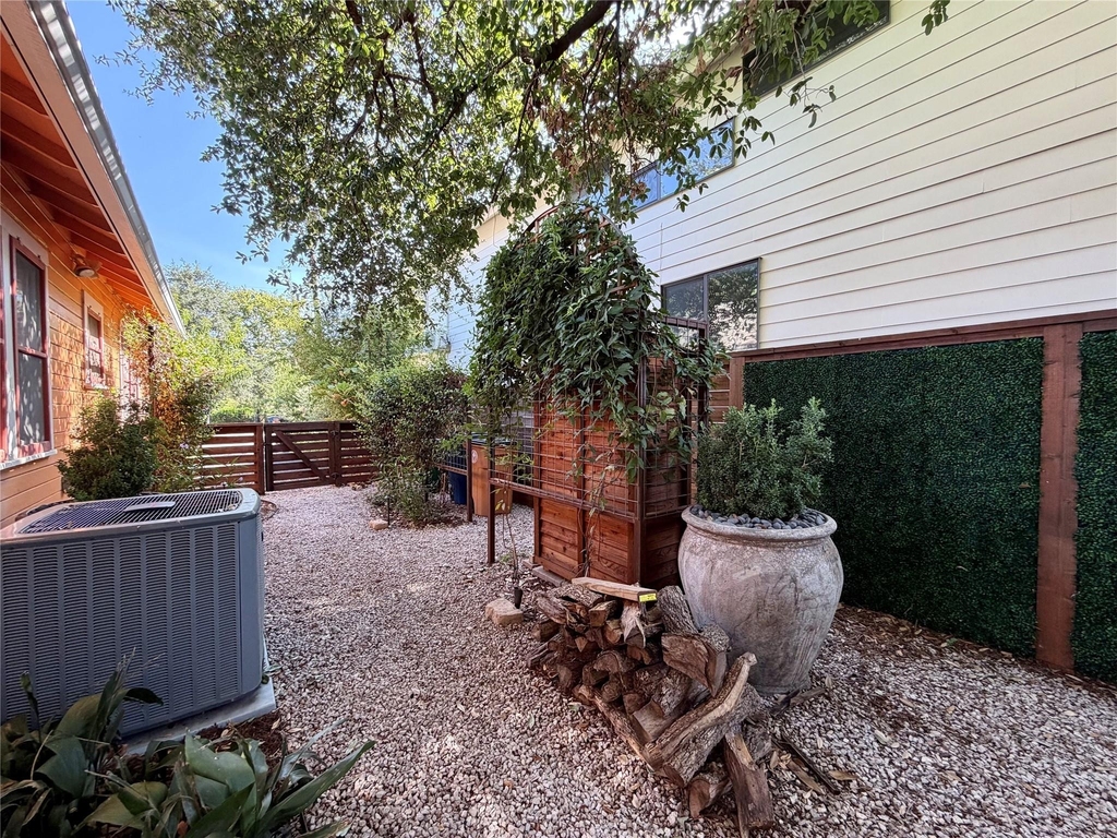 1211 E 2nd St - Photo 35