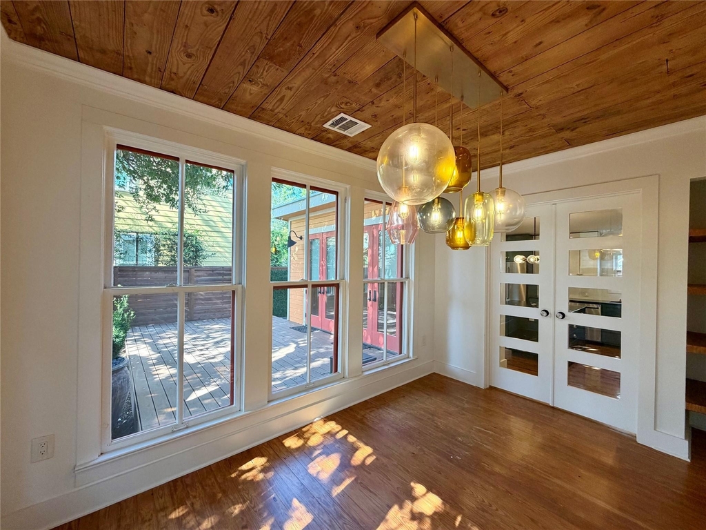 1211 E 2nd St - Photo 3