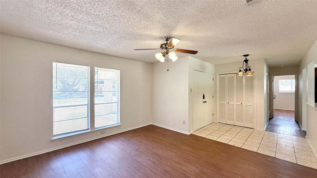 10105 Oak Hollow Dr - Photo 4
