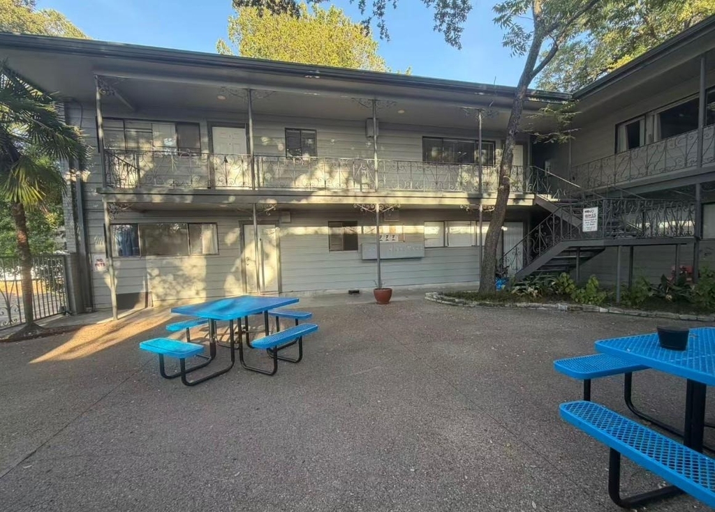 803 W 28th St - Photo 2