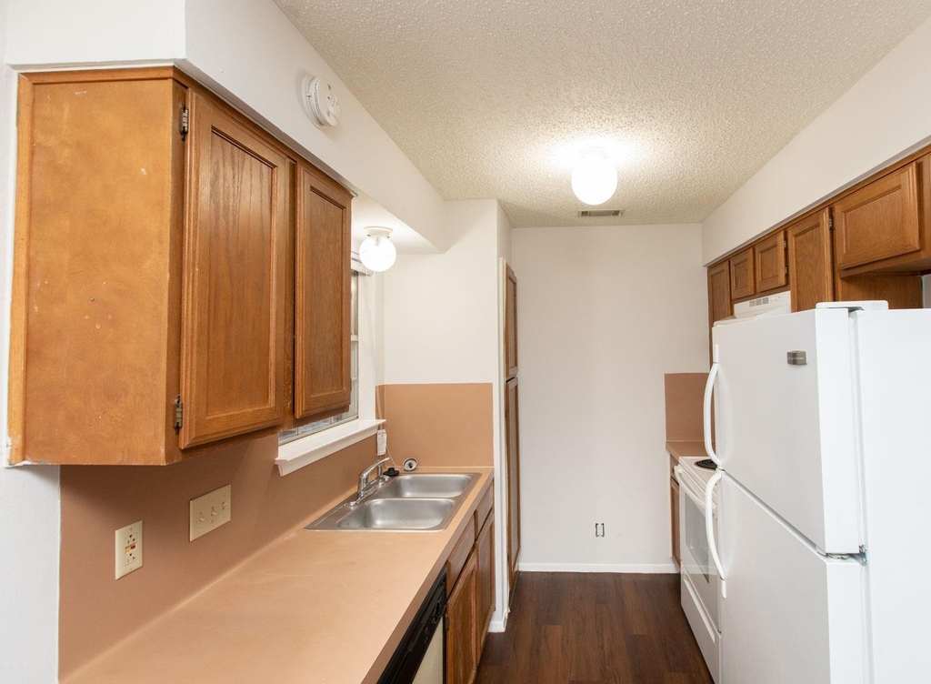 2102 Courtney St - Photo 4