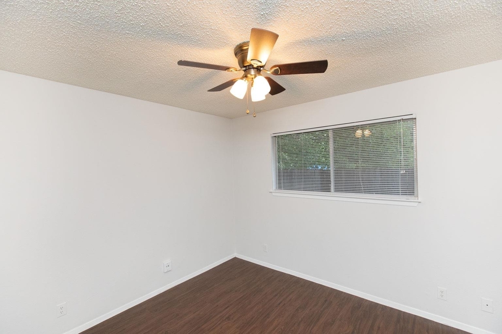 2102 Courtney St - Photo 8