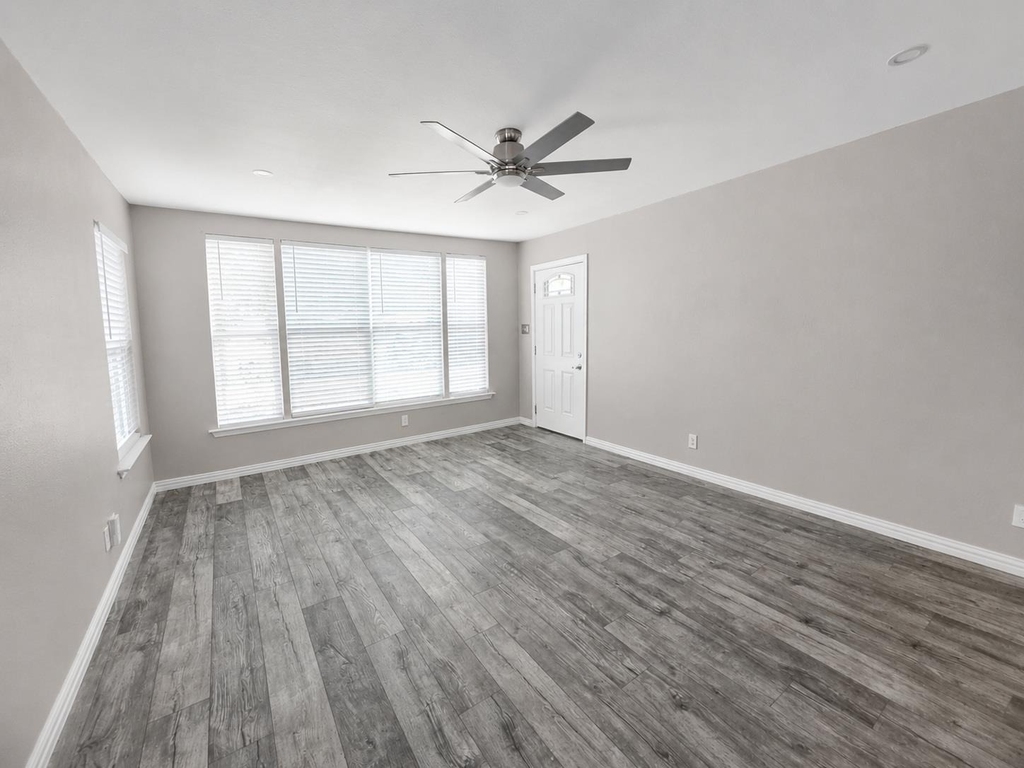 4603 Leslie Ave - Photo 2