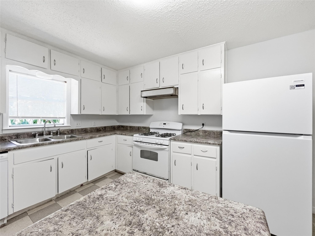5400 Harmon Ave - Photo 7