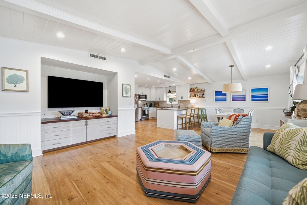 1440 Beach Avenue - Photo 2