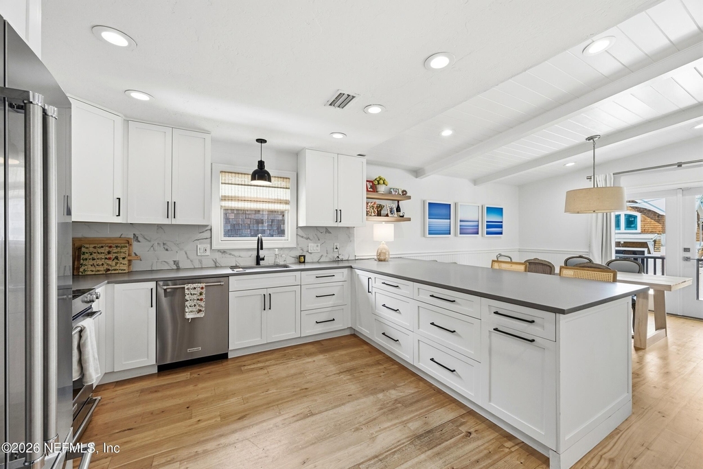 1440 Beach Avenue - Photo 4