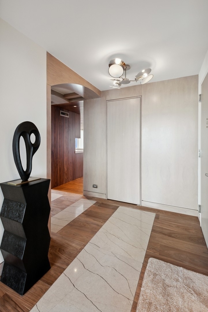 111 E Chestnut Street - Photo 5