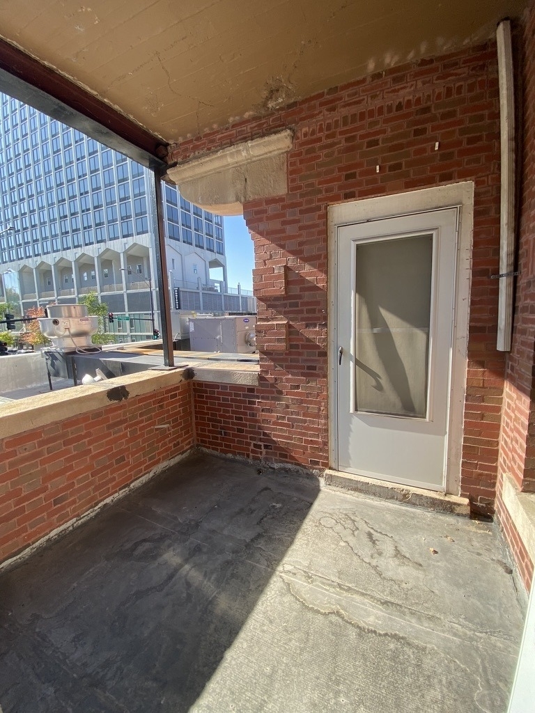 856 W Montrose Avenue - Photo 2